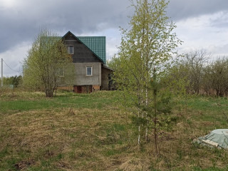 Двухэтажный дом, коммуникации, на участке 20 соток, с видом на озеро, рядом хвойный лес